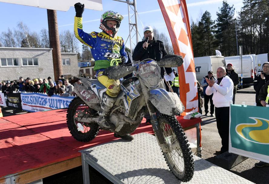 Eero Remes sul podio, vincitore del campionato di enduro in Finlandia (Reuters)